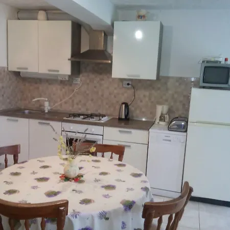 Ena , 286 Mali Iž